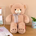 Weicher hellbrauner Teddybär-Plüschtier mit dekorativer grauer Herzmuster-Schleife - Braune Fliege Am Fuß / 55 cm