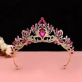 Gros plan d'un diadème de mariée élégant en or rose avec des strass magenta très brillants - Style Strass Blanc + Rose Foncé / Or