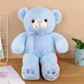 Süßer, hellblauer Teddybär-Plüschtier mit einer dekorativen violetten Schleife am Hals. - Blaue Fliege An Der Fußsohle / 55 cm