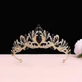 Détail exquis d'un diadème de mariée doré avec cristaux noirs et strass clairs - Style Strass Blanc + Noir / Or