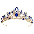 Détail d'un diadème de mariée doré vintage avec cristaux bleus élégants et strass - Style Strass Blanc + Bleu Royal / Or
