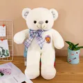Ours en peluche blanc avec un nœud papillon à carreaux mauves et écusson - Blanc avec Nœud Papillon Écossais JK / 55 cm
