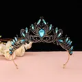Gros plan d'une couronne de mariée vintage avec cristaux bleus et gemmes noires - Style Strass Bleu Lac / Or antique