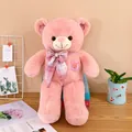 Ours en peluche rose avec un nœud papillon à carreaux violets, cadeau d'anniversaire. - Rose avec Nœud Papillon Écossais JK / 55 cm