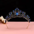 Vue détaillée d'un diadème en bronze vintage avec cristaux bleu roi et pierres noires - Style Strass Bleu Royal / Or antique