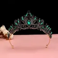Élégant diadème de mariée vintage avec cristaux vert émeraude et pierres noires sur base dorée. - Perles en Strass Vert / Or antique