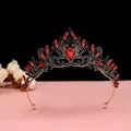 Vue détaillée d'une couronne de mariée gothique vintage avec des cristaux rouges et noirs - Perles en Strass Rouge / Or antique