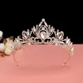 Vue détaillée d'un diadème de mariée en or rose avec strass en cristal - Style Strass Blanc / Or rose