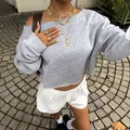 Sudadera corta gris con hombros descubiertos estilo americano para un look urbano casual - S / Gris