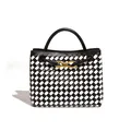 Elegante borsa tote intrecciata a scacchi bianchi e neri con fibbia a nodo dorato - Scacchiera Bianca e Nera