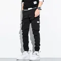 Schwarze Cargo-Jogginghose für Herren mit modischen Bündchen und praktischen Seitentaschen - M / Cargo-Hose mit Bündchen / Schwarz