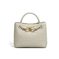 Borsa tote intrecciata a mano in beige chiaro con chiusura a fiocco dorato - Sabbia