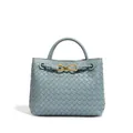 Elegante borsa tote in pelle intrecciata a mano azzurro con dettaglio fibbia dorata - Blu Nebbia