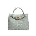Elegante borsa tote in pelle intrecciata a mano con chiusura a fiocco dorata in verde salvia. - Grigio Agata