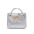 Borsa a mano in argento metallizzato intrecciata con fiocco dorato, modello da donna. - Argento