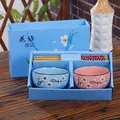 Coffret cadeau élégant de bols et baguettes en céramique avec motifs de fleurs de prunier - Prune Des Neiges : 2 Bols 2 Baguettes Rouges Et Bleues (de La Boîte Cadeau Bleue)