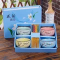 Coffret cadeau de 4 bols en céramique colorés et baguettes avec motif floral et sac bleu - Style Prunier sous la Neige 4 Bols 4 Baguettes
