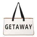 Primer plano de un bolso de playa de lona grande con asas negras y estampado GETAWAY. - GETAWAY