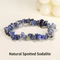 Bracciale elastico con schegge di pietra sodalite blu naturale realizzato a mano - 5-8 mm / Diaspro a Macchie Blu