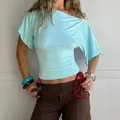 Gros plan d'un t-shirt bleu clair à épaules dénudées pour femmes, coupe ajustée - Bleu ciel
