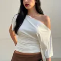 Elegantes weißes schulterfreies, asymmetrisch gerafftes T-Shirt für Damen im Sommer - S / Weiß