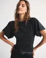 Detailansicht eines schwarzen Damen-T-Shirts mit Flatterärmeln und geraffter Taille - S / Schwarz