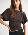Nahaufnahme eines dunkelbraunen Damen-T-Shirts mit Fledermausärmeln und Raffungen an der Taille - S / Kaffeebraun