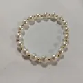 Elegante pulsera elástica de perlas de imitación blancas con cuentas de metal dorado. - Cuentas Espaciadoras Doradas Perla Artificial Estilo (BJEW-DC00014)