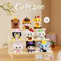 Assortimento di figurine di animali in mini-blocchi esposte su uno scaffale in legno - Serie K279-287 [9 Pezzi]
