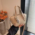 Trendige beige Handtasche mit Lychee-Muster und silbernem Hasen-Anhänger für Damen - Khaki