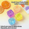 Gros plan de jouets squishy en forme de glaçons translucides étincelants avec rebond lent. - Squishy Cube Série Poudre d'Or 5,5CM (Pack Boîte) Couleur Aléatoire