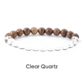 Detalle de una pulsera de cuentas de madera natural y cuarzo transparente sobre blanco. - Madera + Cuarzo Transparente