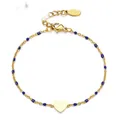 Vista detallada de una pulsera de acero inoxidable dorada con cuentas de esmalte azul y corazón. - Azul Zafiro