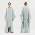 Long peignoir en satin bleu clair avec manches luxueuses ornées de plumes pour demoiselles - Taille unique / Bleu Nuage