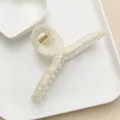 Grande pince à cheveux en acrylique enveloppée de tissu crème pour coiffure élégante et chic - Enveloppé de Tissu / Beige