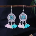 Boucles d'oreilles bohèmes ethniques avec pampilles de fleurs en mousseline colorée - Style de pompon en pétale peint en émail rose et vert argenté (E1743/Multicolore)