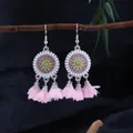 Boucles d'oreilles ethniques longues faites main avec pompons en tissu rose et argent vieilli. - Style de pompon en pétale de mousseline de soie émaillée rose et jaune argenté (E1847-11/Rose)