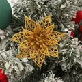 Nahaufnahme einer goldenen glitzernden hohlen Weihnachtsblume an einem verschneiten Zweig - Gold