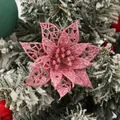 Detailaufnahme einer glitzernden rosa Poinsettie für die Weihnachtsbaumdekoration - Rosa