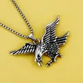 Collar con colgante de águila de acero inoxidable para hombre sobre fondo amarillo - Águila (Plata) / Con Cadena de Acero