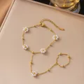 Elegante bracciale anello dorato con margherite di perle bianche e piccole perline - Stile Cinque Fiori di Perle Artificiali (E2149)