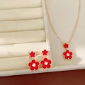 Elegantes rotes Blumen-Schmuckset bestehend aus vergoldeten Ohrringen und einer Kette - Halskette Und Ohrstecker / Gold / Rot