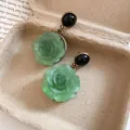Orecchini a pendente a forma di rosa in resina verde menta stile vintage con bottone nero. - Stile Ciondolo / Oro Antico Verde