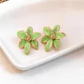 Eleganti orecchini a lobo a forma di fiore verde chiaro con bordi dorati lucidi - Verde