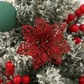 Primer plano de flor de nochebuena roja con purpurina para decorar el árbol de Navidad. - Rojo