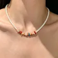 Collier élégant en perles d'eau douce avec des pierres irrégulières et colorées pour elle - Collier de perles d'eau douce X599 avec breloques colorées aspect corail
