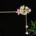 Eleganter rosa Blumen-Haarstab aus Harz mit einer langen goldenen Quaste für Hanfu - Rosa Harzblume Grünes Blatt Künstliche Perle Quaste (2638)