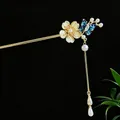 Traditioneller chinesischer Gold-Haarstab mit Blumen-Schmetterling und Perlenquaste - Hellgelbe Blume & Blaugrüner Schmetterling Quasten-Stil (2646) / Gold