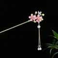 Traditionelle chinesische Haarnadel mit rosa Blumen und Perlenfransen für Hanfu und Qipao - Zwei Rosa Blumen & Schmetterling Perlen-Quasten-Stil (2649) / Gold