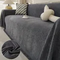 Jeté de canapé en chenille grise à chevrons avec franges et détail de la texture. - Gris clair